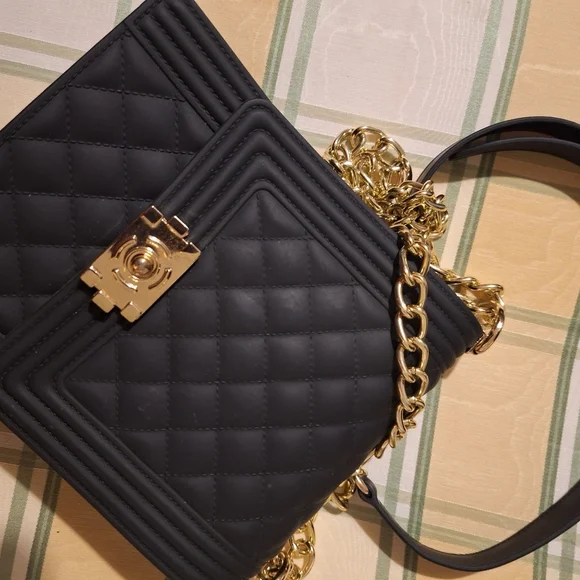 Elegant Black Quilted Chain Bag - Picture 5 of 16